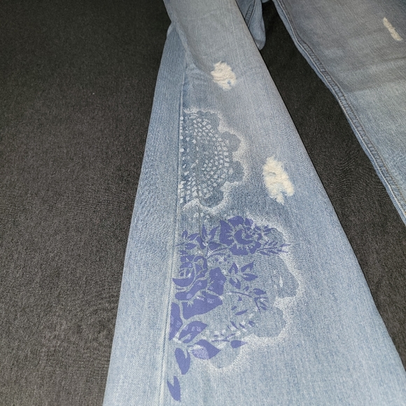dELiA*s Painted Distressed Jeans - Size 11/12 - Light Wash - Picture 6 of 12